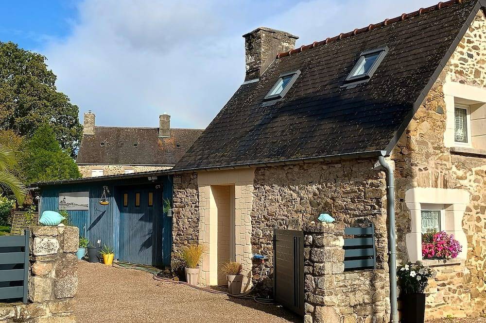 Cute gîte close to the seaside and D-Day beaches for 2 people in Quettehou, Cherbourg region