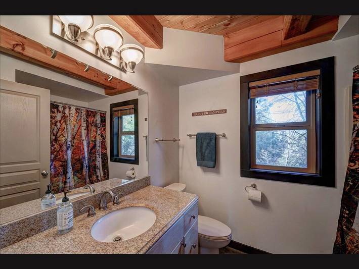 Log cabin for 16 people, with yard and balcony, with pets in Shasta Lake