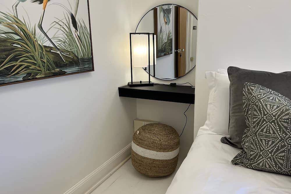 Jasmine Cottage. Stylish Cottage With Parking. Situated in the Heart of Chester! in Chester, Cheshire West and Chester