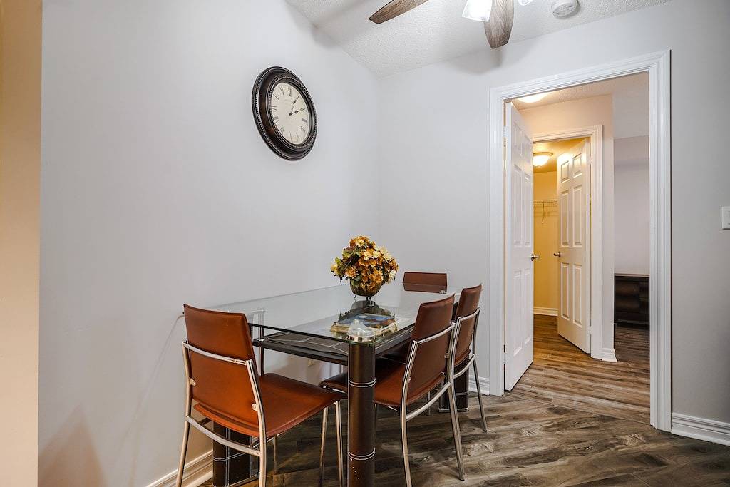 Ganze Wohnung, Luxuriöse Wohnanlage in der Nähe des Celebration Square in Mississauga, Ontariosee (Kanada)