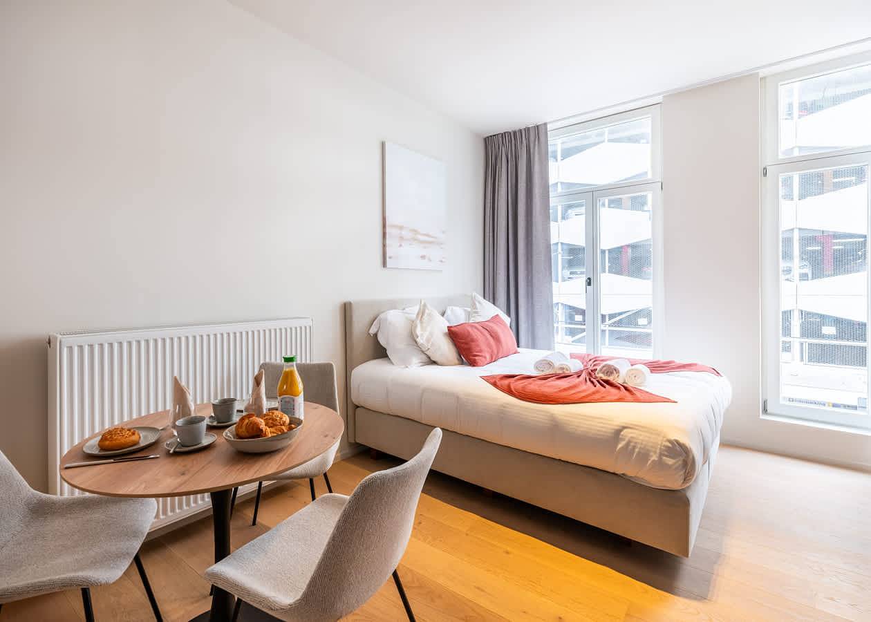Geheel appartement, Bright studio retreat w/ workspace in Gent, Oost-Vlaanderen