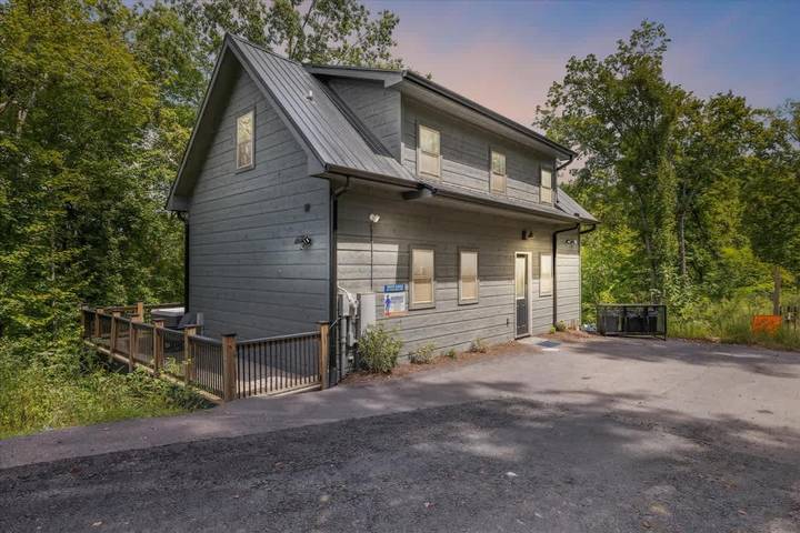 Vacation rental for 15 people, with balcony, kid friendly in Douglas Lake