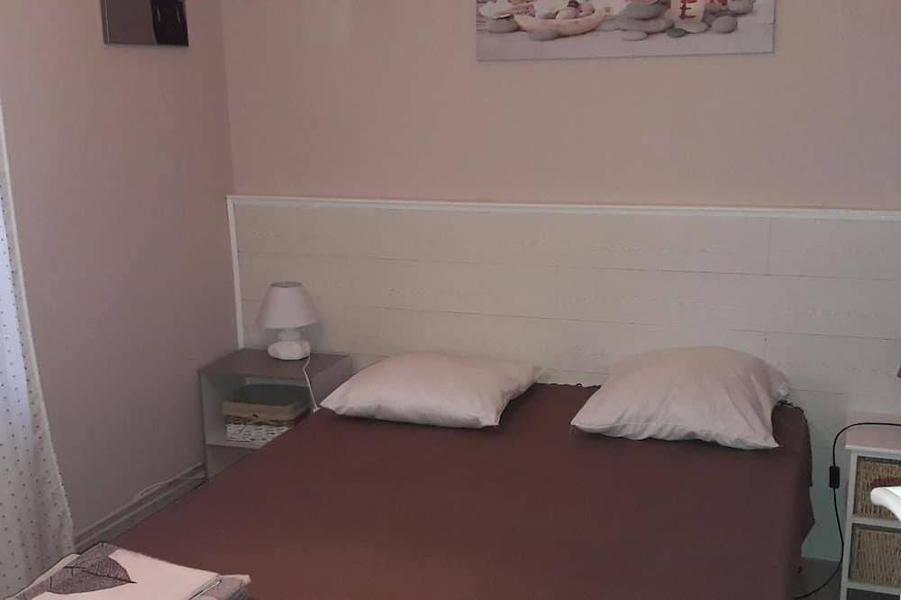 Family Home With Private Pool Sleeps 10 in Châteauneuf-du-Pape, Vaucluse