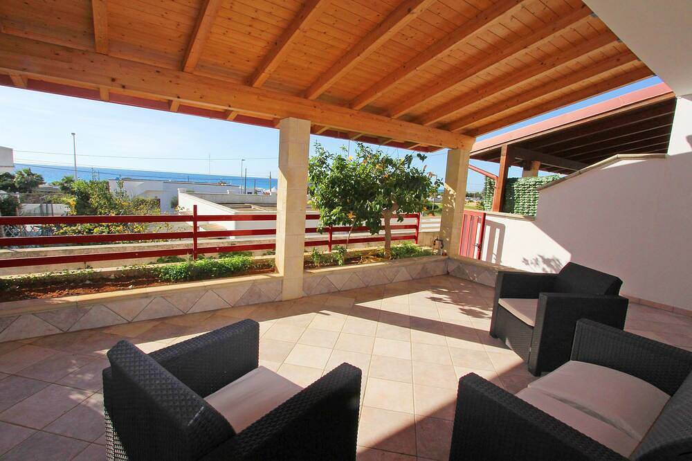Detached villa with sea view a few meters from the beach in Marina di Pescoluse, Pescoluse