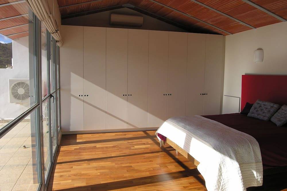 Contemporary 3 Bed Casa, Infinity Pool 6 Terraces Mountain & Valley Views in Yunquera, Sierra de las Nieves