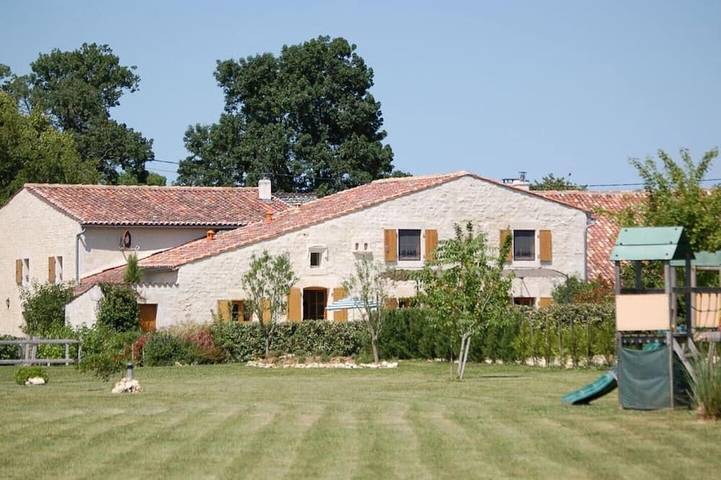 Gîte pour 6 personnes, avec piscine ainsi que jardin et jacuzzi