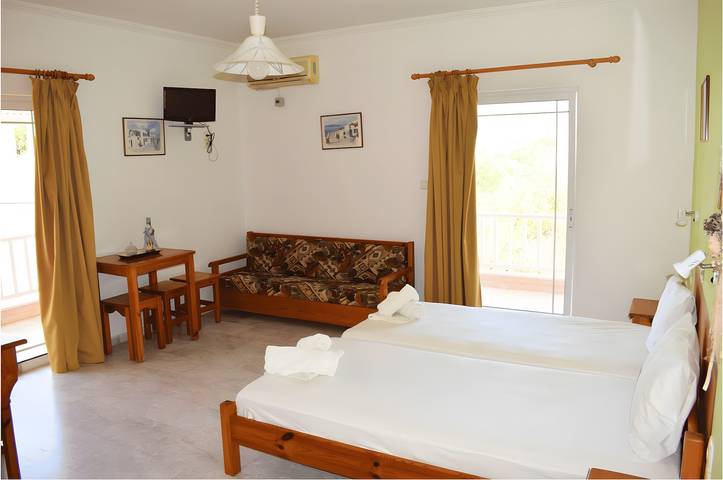 Vacation rental for 2 people, with yard and balcony in Lefkada