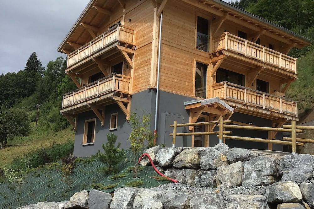New luxury chalet Morzine la cote d'arbroz. beautiful view in quiet area in La Côte-d'Arbroz, Les Portes du Soleil