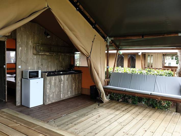 Camping pour 4 personnes, avec piscine dans Région de Besse-et-Saint-Anastaise - 3