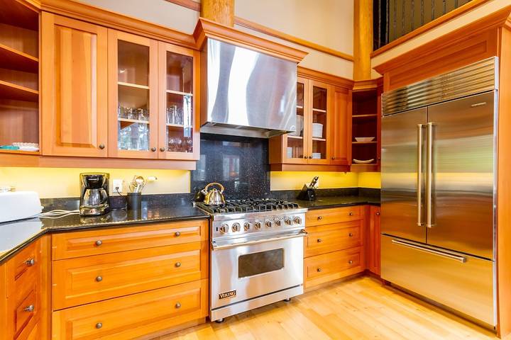 Holiday home for 12 people, with balcony and hot tub as well as garden in Whistler