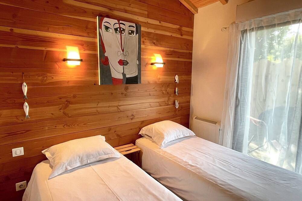 Beautifully maintained chalet with garden and terrace in Petit Piquey, Lège-Cap-Ferret