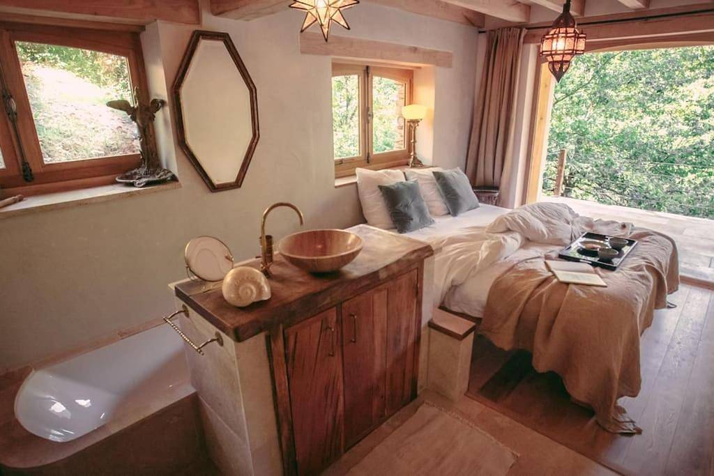 Two-Bedroom House in Castelnau-de-Mandailles, Parc naturel régional de l'Aubrac