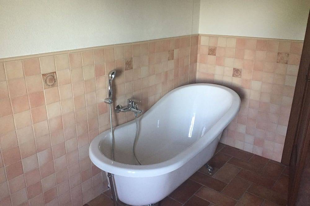 Renovated farmhouse with private swimming pool and spectacular views. in Castiglione Messer Raimondo, Gran Sasso