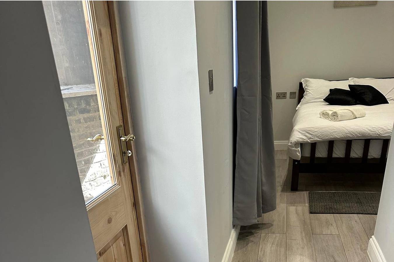 Entire holiday apartment, 1-Bed - Sleeps 2 - Acton Park & Stn Close in Ealing, London