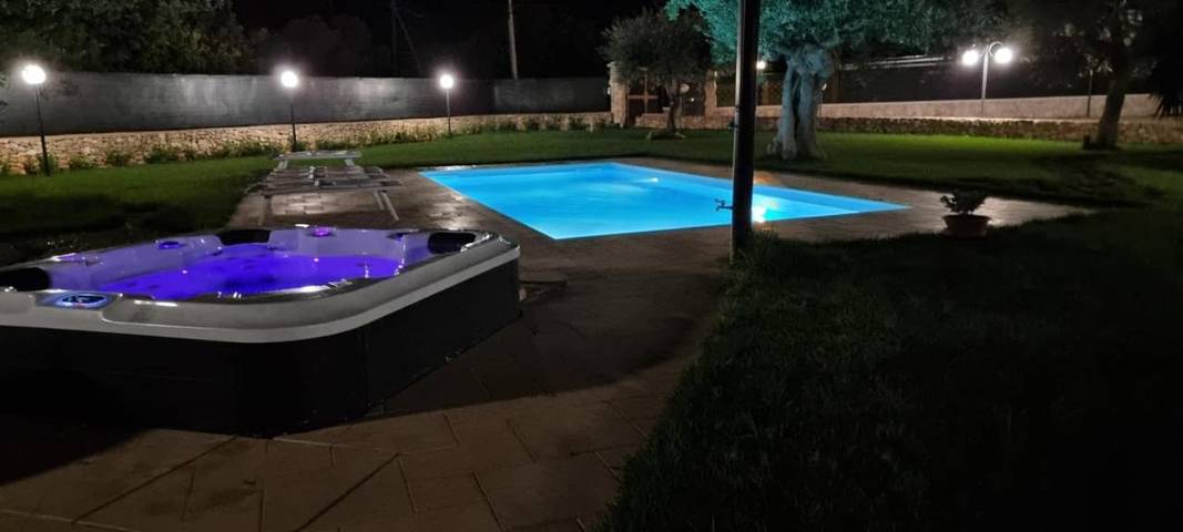 Location de vacances pour 7 personnes, avec jacuzzi ainsi que piscine et jardin, adapté aux familles à Conversano - 4