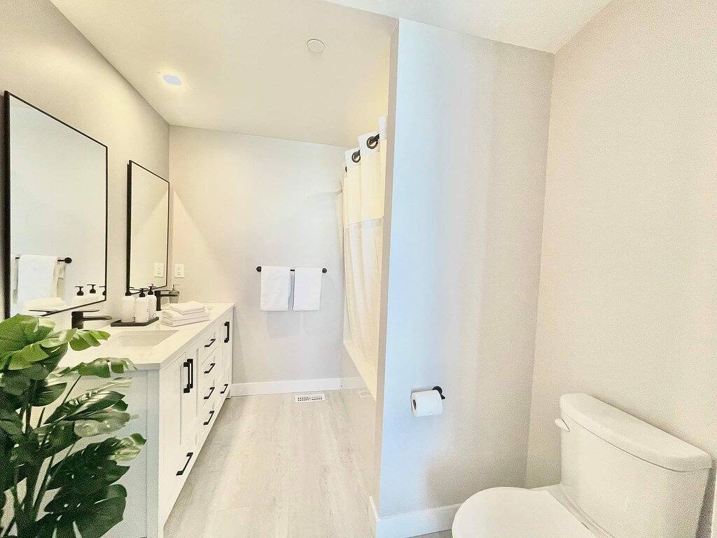 Newer! On Oceanfront Resort Property Sleep 6. 2 bed 3 bath. Pool. Hotub. Gym. in Parksville, Regional District of Nanaimo