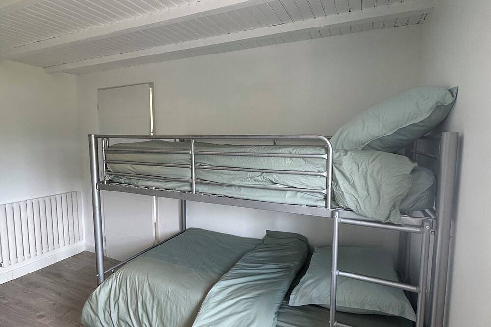 Chalet pour 6 dans un écrin de verdure en face de l'Ile Chambod in Challes-la-Montagne, Nantua