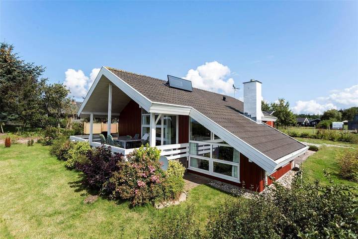 Ferieudlejning for 6 personer, med Jacuzzi og Terrasse såvel som Have og Sauna i Trend