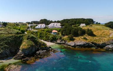 Hôtel pour 2 personnes, avec balcon et jacuzzi ainsi que piscine et sauna à Sauzon