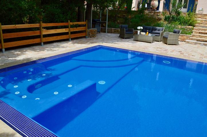Gîte pour 6 personnes, avec piscine et jacuzzi, adapté aux familles à Lorgues - 4