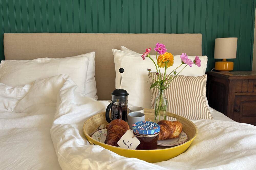 Two stylish 1-bed cottages with private pool - perfect for friends or family in Caylus, Tarn-et-Garonne