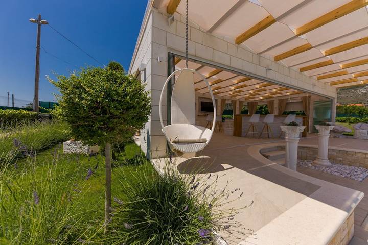 Villa pour 8 personnes, avec jardin et piscine, animaux acceptés à Trogir - 2