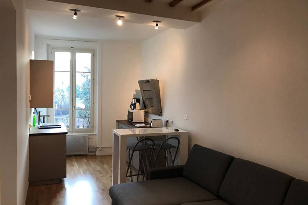 Entire apartment, Apartment-1 bedroom - 6p.- 40M2-wifi-Metro in Villeurbanne, Lyon region