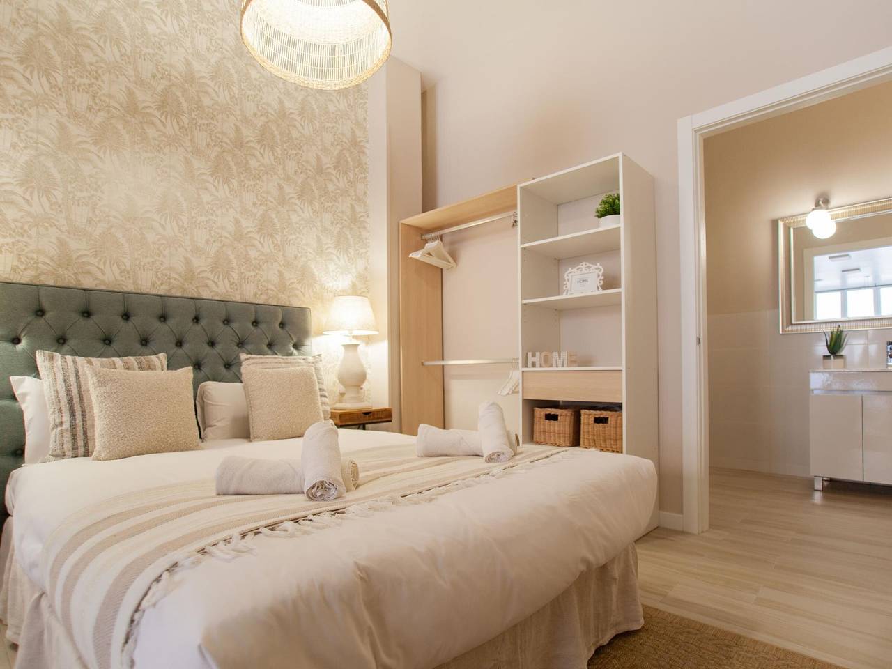 Apartamento entero, Elegante Loft a 100 m de la playa en Valencia con Wi-Fi y aire acondicionado in La Malvarrosa, Valencia