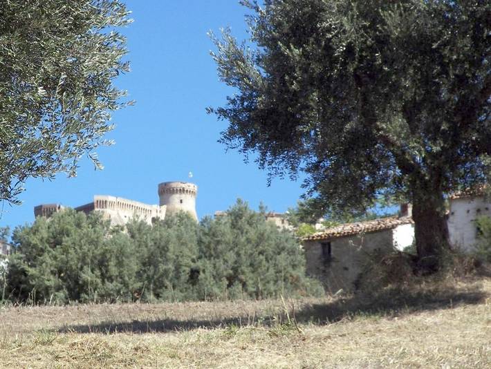 Agriturismo per 2 persone, con piscina e giardino in Provincia di Ascoli Piceno