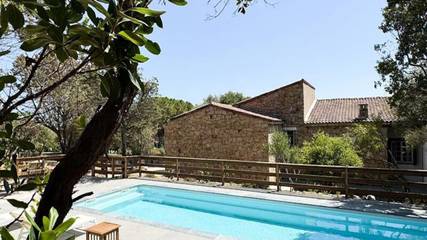 Gîte pour 11 personnes, avec terrasse et piscine, animaux acceptés dans Plage de Scodi-Neri