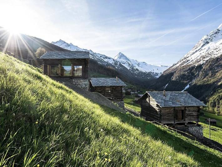 Chalet für 6 Personen, mit Balkon und Whirlpool sowie Terrasse und Ausblick in Matterhorn