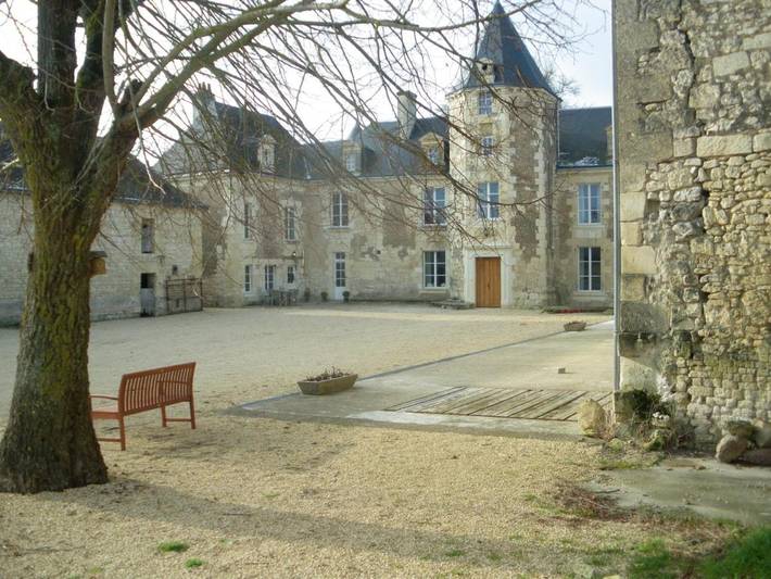 Location de vacances pour 3 personnes, avec vue ainsi que piscine et jardin, animaux acceptés à La Roche-Clermault - 2