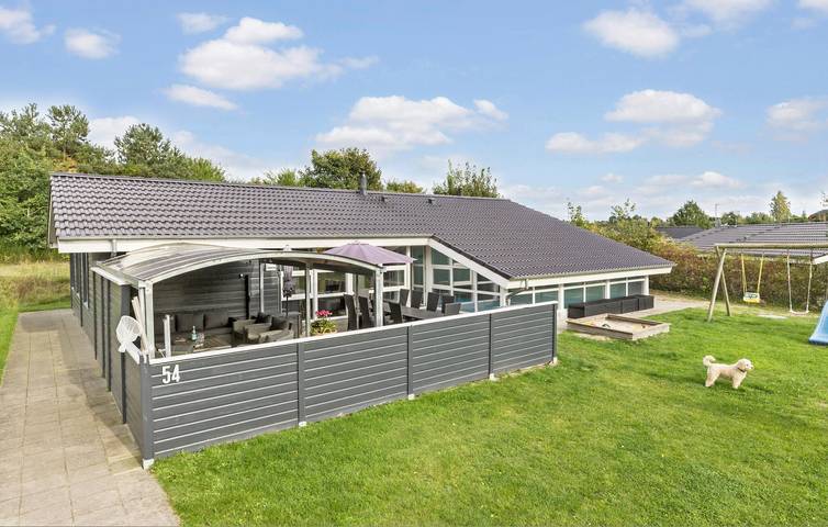 Ferienhaus für 12 Personen, mit Terrasse und Pool sowie Sauna in Lyngsbæk Strand