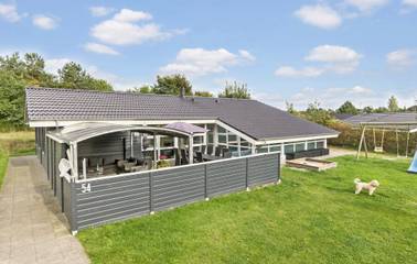 Ferienhaus für 12 Personen, mit Pool und Sauna sowie Terrasse, mit Haustier in Lyngsbæk Strand