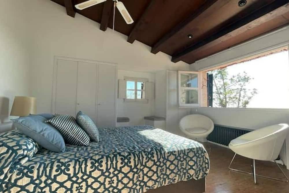 550 m2 house with swimming pool, porch, barbecue, gardens in a 8,000 m2 property. in Supermaresme, Sant Vicenç de Montalt