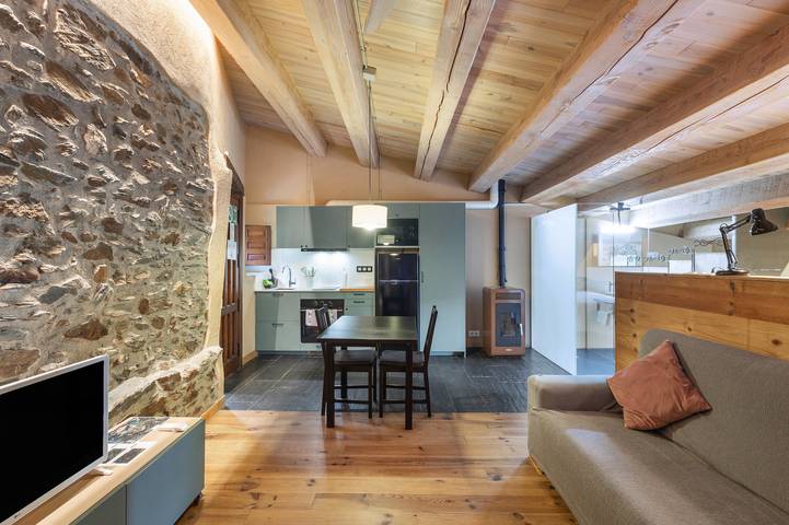 Apartamento entero, Apartamento 'Suite 2' con vistas a la montaña, Wi-Fi y aire acondicionado in Fogás de Monclús, Interior de Barcelona