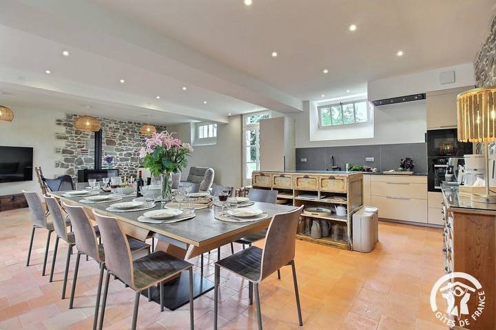 Gîte pour 10 personnes, avec Terrasse et Jardin à Tréméreuc