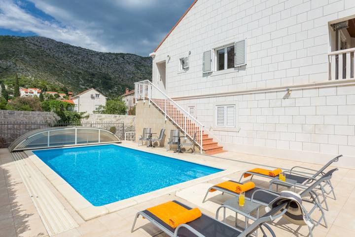 Villa pour 9 personnes, avec terrasse ainsi que jardin et piscine à Zaton