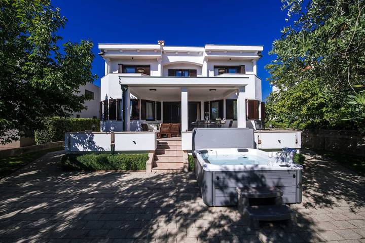 Ferienhaus für 10 Personen, mit Terrasse und Whirlpool sowie Garten und Ausblick in Petrcane