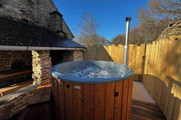 Gîte pour 2 personnes, avec jardin ainsi que jacuzzi et terrasse à Scaër
