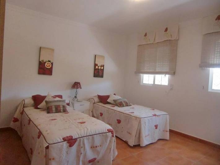 Location de vacances pour 10 personnes, avec vue et piscine ainsi que bassin pour enfant et jardin, animaux acceptés à Calabardina - 3