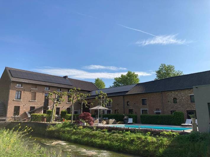 B&b voor 4 personen, with Terras and Tuin as well as Zwembad and Uitzicht op het meer in Tongeren