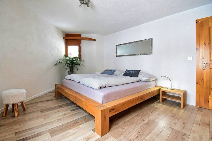 Ganze Wohnung, 3.5 Zimmer Ferienwohnung direkt am Laaxersee in Laax Dorf, Laax
