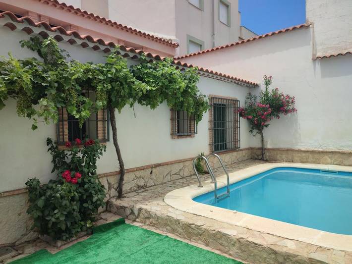 Casa rural para 16 personas, con jardín además de piscina y jacuzzi en Provincia de Cuenca