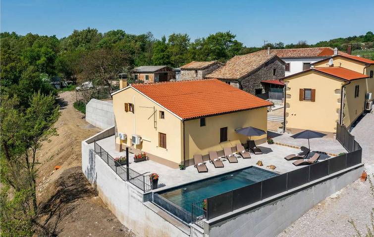 Location de vacances pour 8 personnes, avec terrasse ainsi que piscine et jacuzzi à Buzet - 3