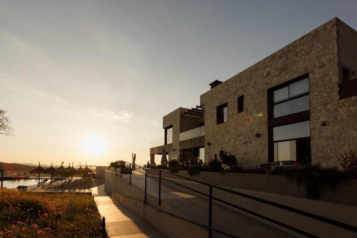 Hotel para 2 personas, con terraza además de jacuzzi y piscina - 1