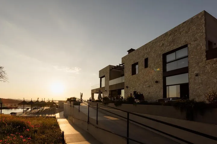 Hotel para 2 personas, con terraza además de jacuzzi y piscina - 1