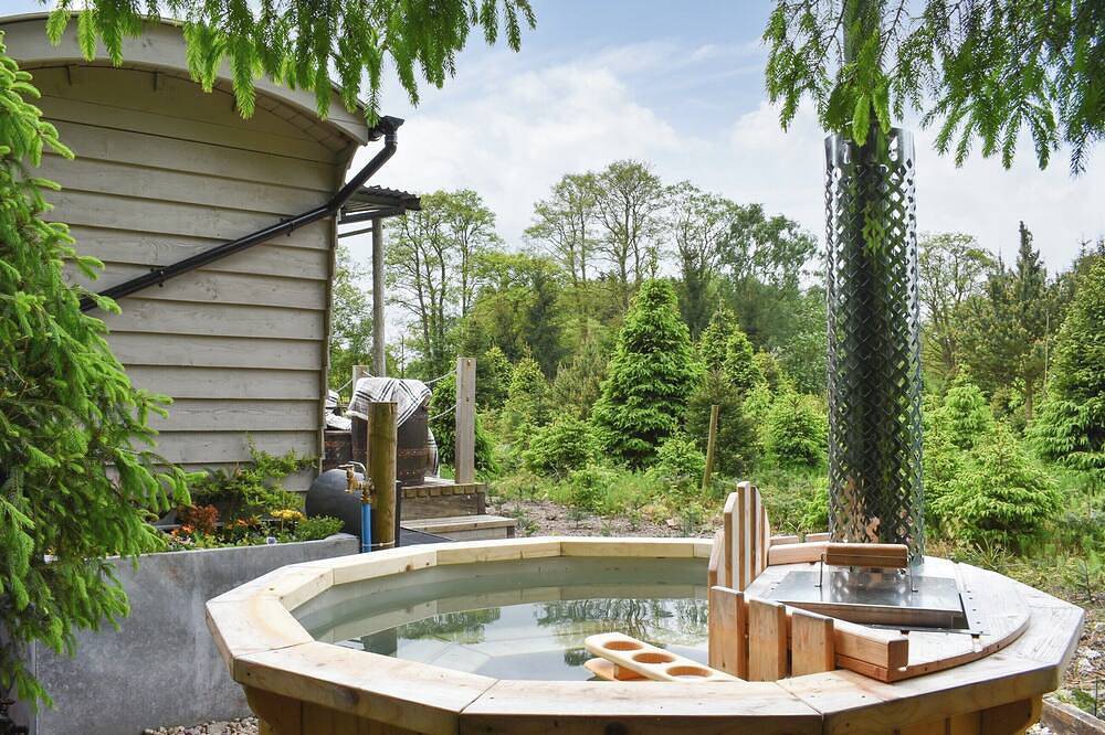 Spruce Shepherd's Hut in Wilmslow, Cheshire East