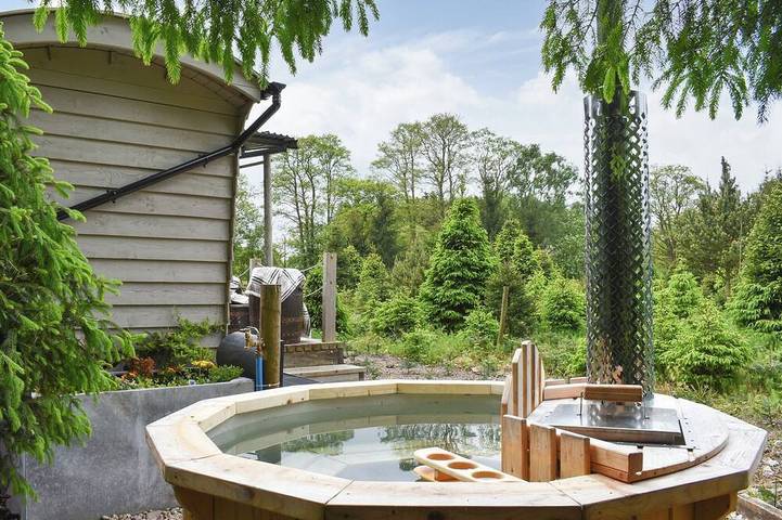 Glamping for 2 people, with hot tub, with pets in Cheshire