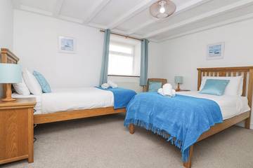 Log Cabin for 6 People in Mullion, Cornwall, Photo 2